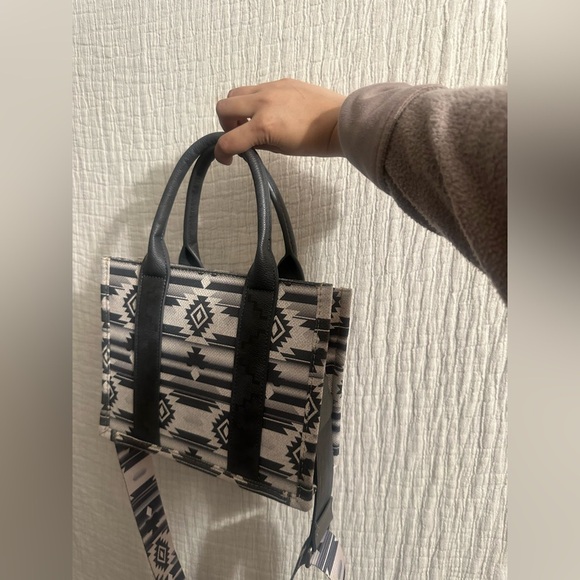 Wrangler Aztec Geometric Tote Bag - Picture 5 of 6